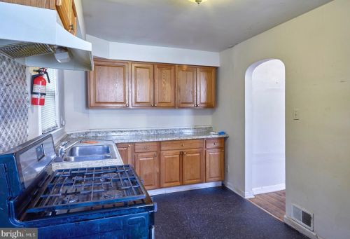 6833 Lee Ave, Camden NJ  08110-6122 exterior