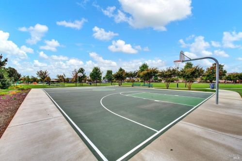 8001 Finchley Ct, Vacaville CA  95687-8253 exterior