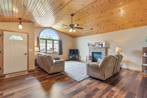 1154 Elm St, Hartford, WI 53027-2785