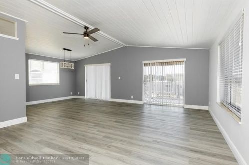 9 Mangrove Ln, Key Largo, FL 33037-3047