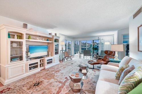 305 Park Shore Dr, Naples, FL 34103-3422