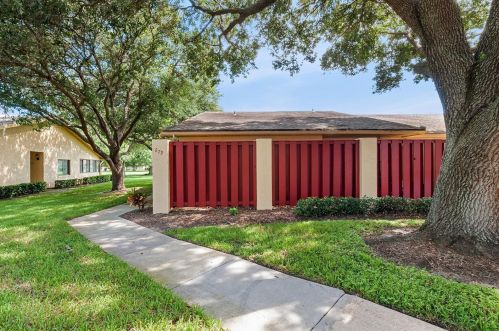 679 Broadmoor Cir, Winter Haven, FL 33884-1257