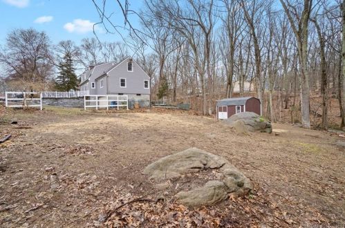 11 Palmer Dr, Gales Ferry CT  06335-1529 exterior