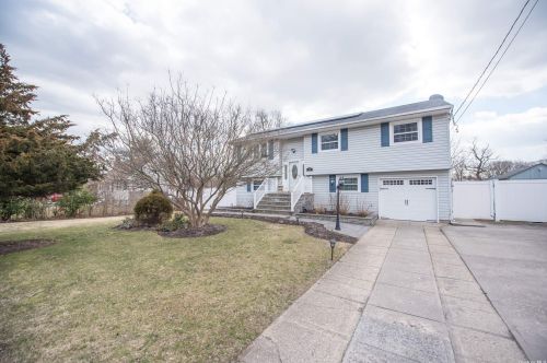 18 Claremont Ave, Bayshore, NY 11706-2322