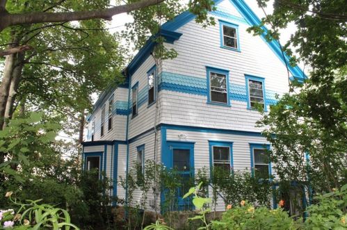 23 Rhode Island Ave, Middletown, RI 02840-2652