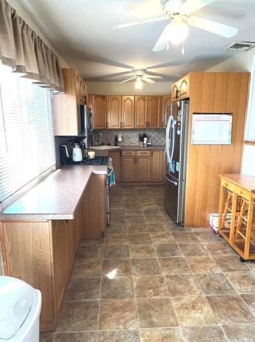 938 Broome Ave, North Lindenhurst, NY 11757-2103