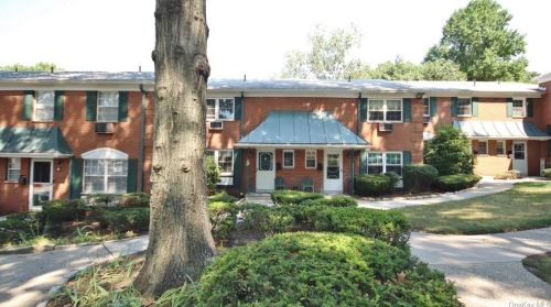 6 Salem Ct, Airmont, NY 10901-7210