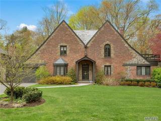 155 Aldershot Ln, North Hills, NY 11030-3705