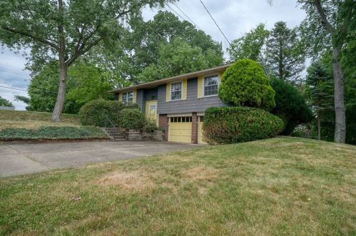 320 Sunlight Dr, Moon Twp, PA 15108-1142