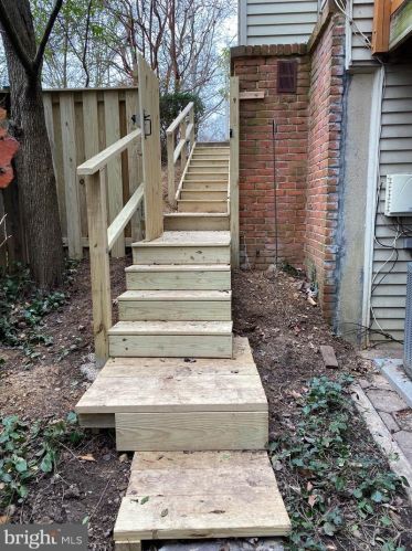 8458 Blue Oak Ct, Springfield VA  22153-3557 exterior