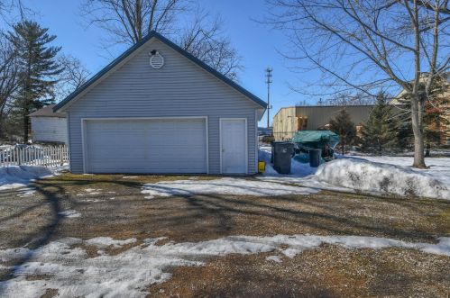 167 Main St, Dousman, WI 53118-8835