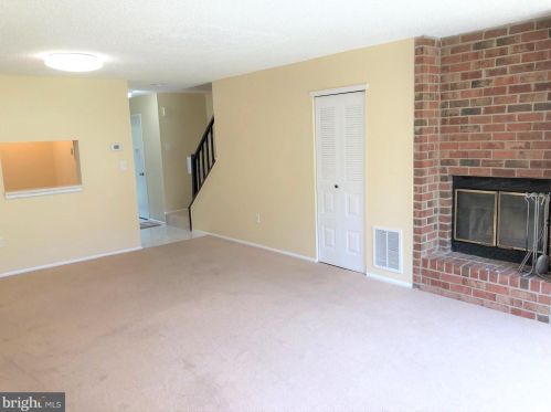 6 Wosniak Ct, Trenton NJ  08648-2630 exterior