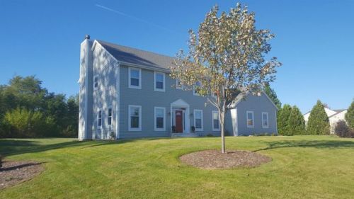 321 Red Pine Cir, Dousman, WI 53118-8821