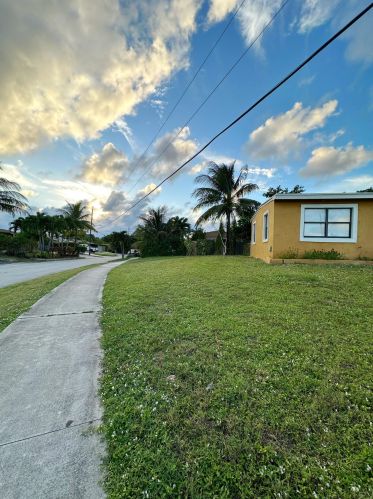 3105 Ocean Pkwy, Boynton Beach FL  33435-1652 exterior