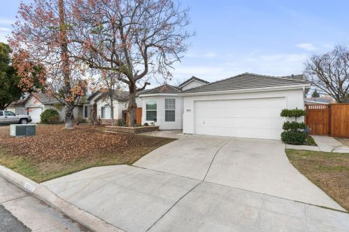 5663 Grove Ave, Fresno, CA 93727-6431