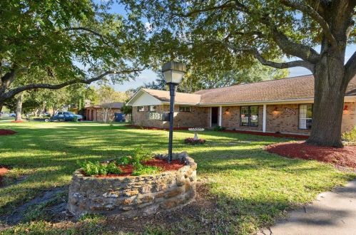 8105 Miller Dr, Hitchcock, TX 77563-3310