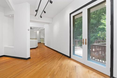 15 Sky Line Dr, Bridgeport CT  06612-1057 exterior