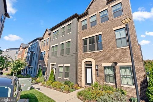 13221 Lakes Dr, Herndon, VA 20171-1216