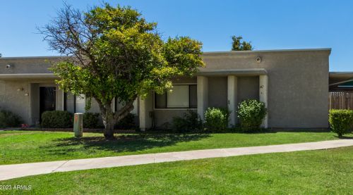 8823 New World Dr, Glendale, AZ 85302-5021