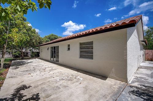 5730 199 St, Hialeah FL  33015-4933 exterior