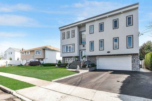 2489 Aron Dr, Seaford, NY 11783-3515