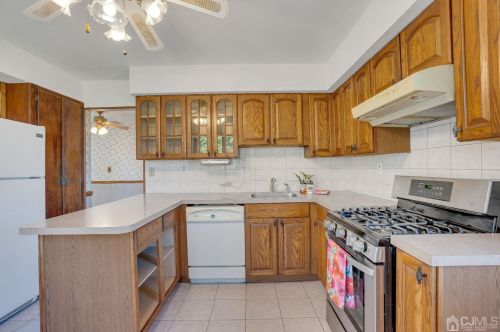 5 Ellwood Rd, East Brunswick NJ  08816-3001 exterior