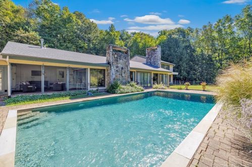 75 Honeysuckle Hill Ln, Bridgeport CT  06612-1145 exterior