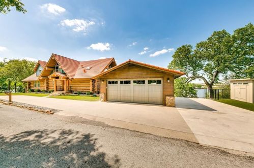 4256 Lakewood Dr, Fort Worth, TX 76135-2704
