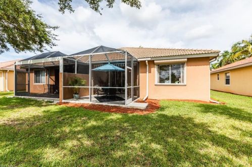 14318 Manchester Dr, Naples FL  34114-8626 exterior