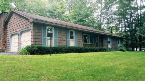 1 Blackberry Ln, Glens Falls, NY 12804-1413