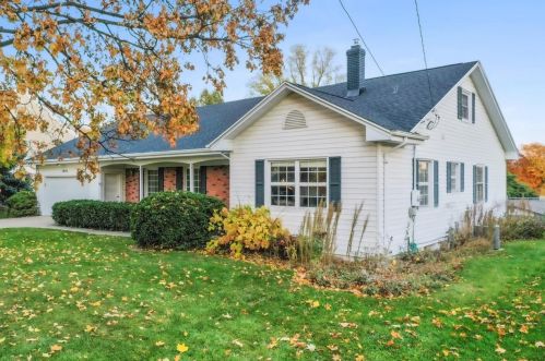 2925 Waubenoor Dr, Green Bay, WI 54301-1526