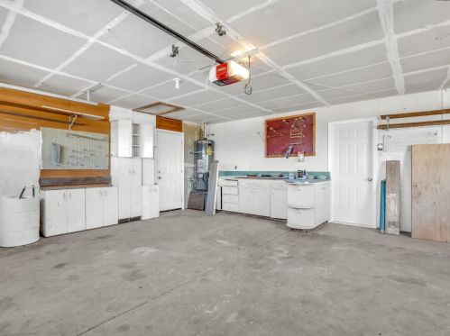 855 Mount Whitney Ave, Laton CA  93242-9724 exterior