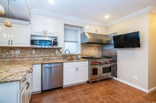 437 Minnieford Ave, Bronx, NY 10464-1315