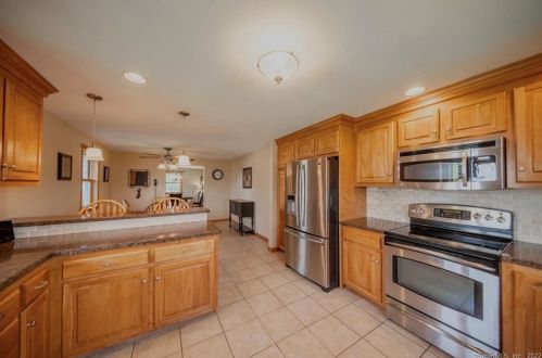 7 Edgewood Dr, Middletown CT 06457-3508 exterior