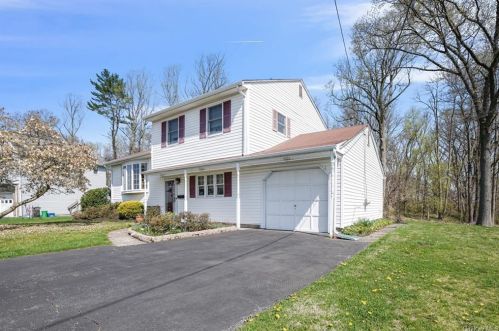 13 Greywood Dr, Orangeburg, NY 10962-2419