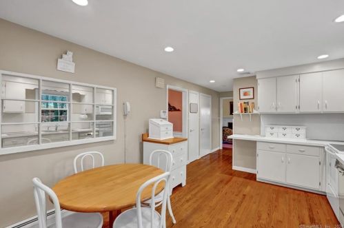 43 Walnut Ln, Northford CT  06472-1128 exterior