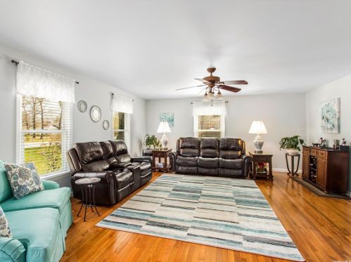 26 Longview Dr, East Quogue, NY 11942-3613