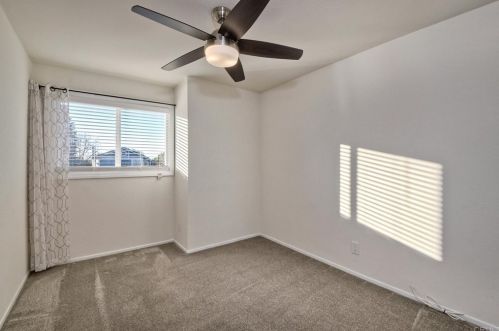 2136 Madiera Dr, Oceanside CA 92056-6331 exterior