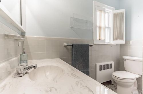 30 Canterbury Rd, White Plains NY  10607-1108 exterior