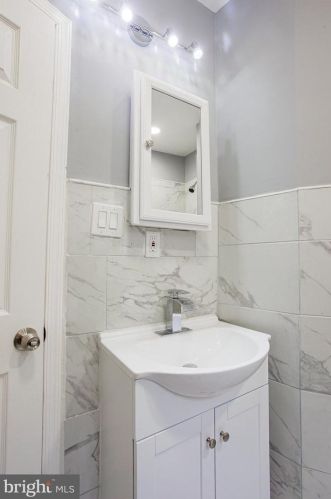 6526 Chew Ave, Philadelphia PA 19120-2332 exterior