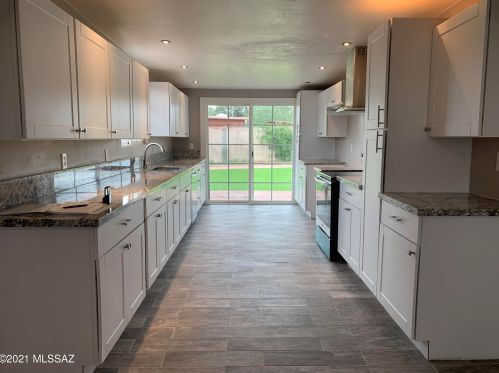 947 Sherwood Village Dr, Tucson, AZ 85710-5826
