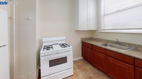 1937 26th Ave, Oakland CA  94601-1765 exterior