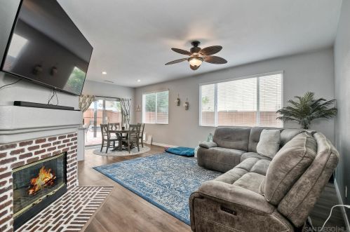 33551 Maplewood Ct, Temecula CA  92592-1832 exterior