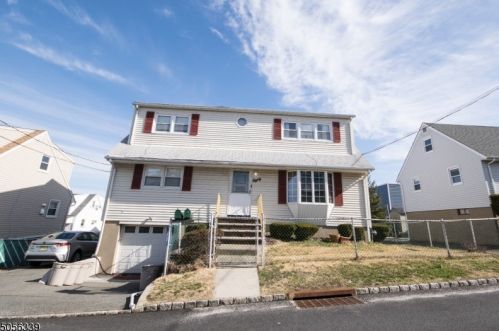 80 Hillcrest Ave, West Paterson, NJ 07424-3018
