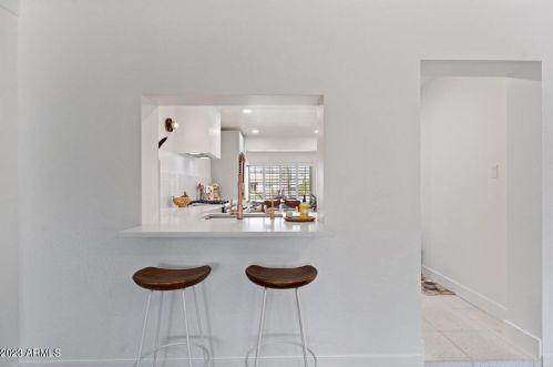 6811 11th Pl, Phoenix AZ  85014-1027 exterior