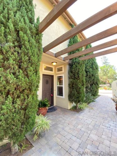 642 Cantara Ln, Vista, CA 92081-6355