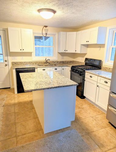 138 Harriman Hill Rd, Raymond NH  03077-1557 exterior