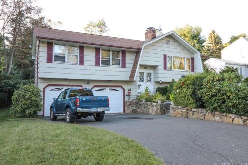 33 Highgate Rd, Bridgeport, CT 06611-4325