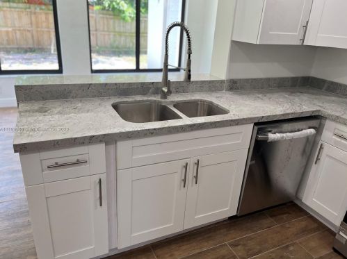 7020 27th Ct, Hollywood FL  33023-3706 exterior