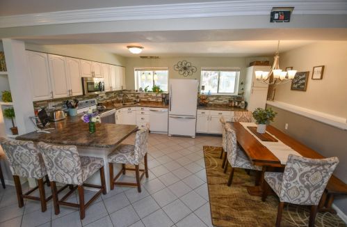 652 Wilson St, Oconomowoc, WI 53066-2906